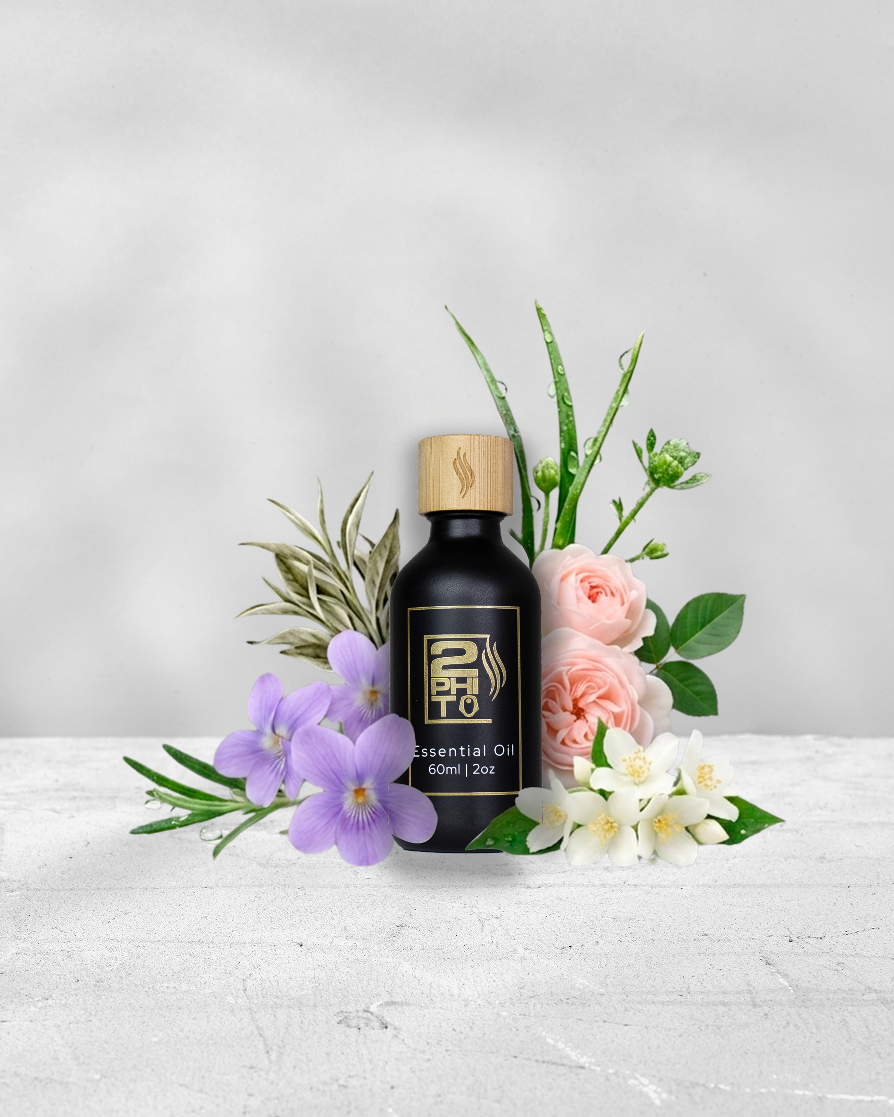Hilton Fragrance Oil en botella negra con flores frescas, ideal para crear una atmósfera de lujo.