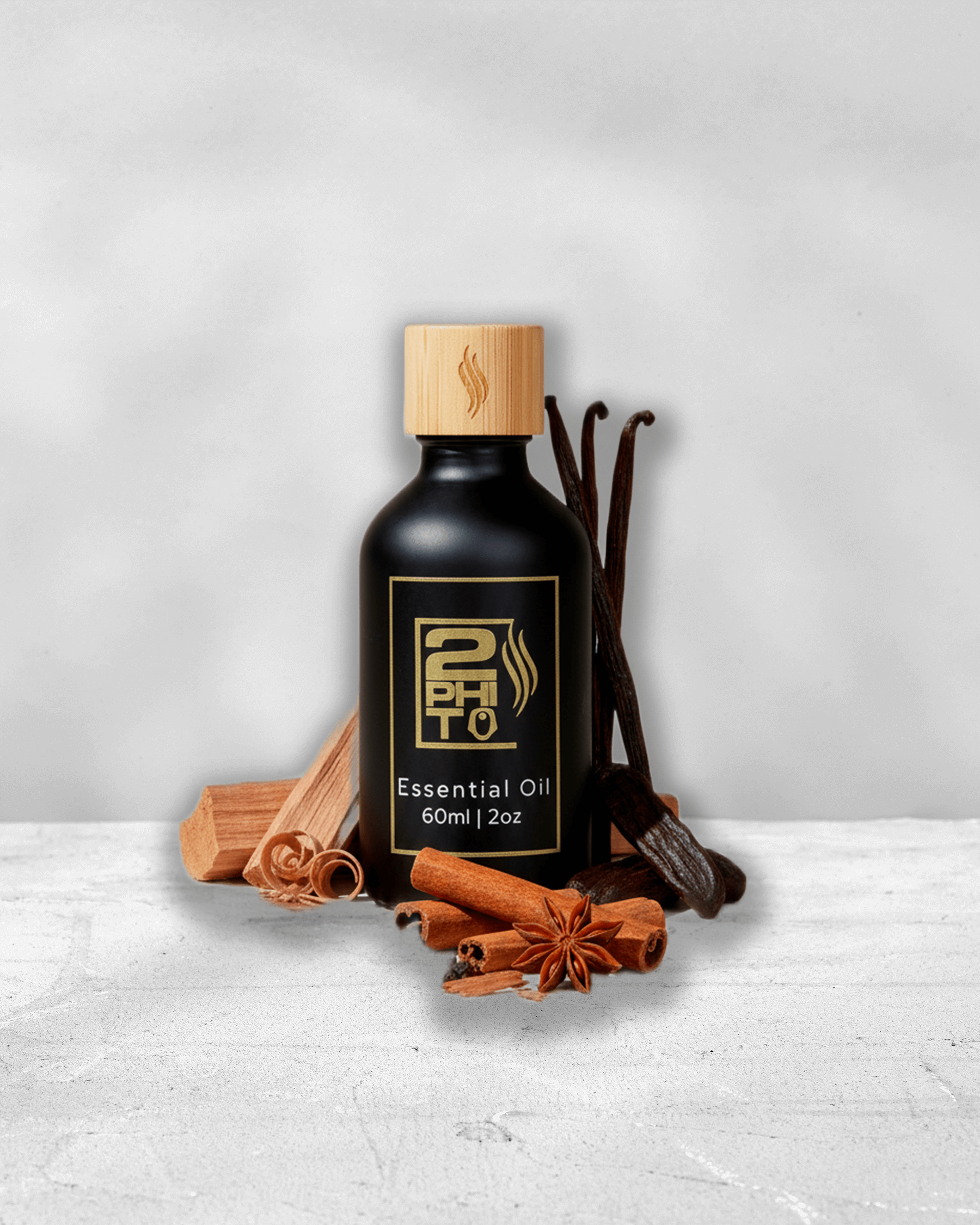 Botella de aceite esencial de 60ml con madera y especias, fragancia elegancia nocturna ideal para entornos sofisticados.