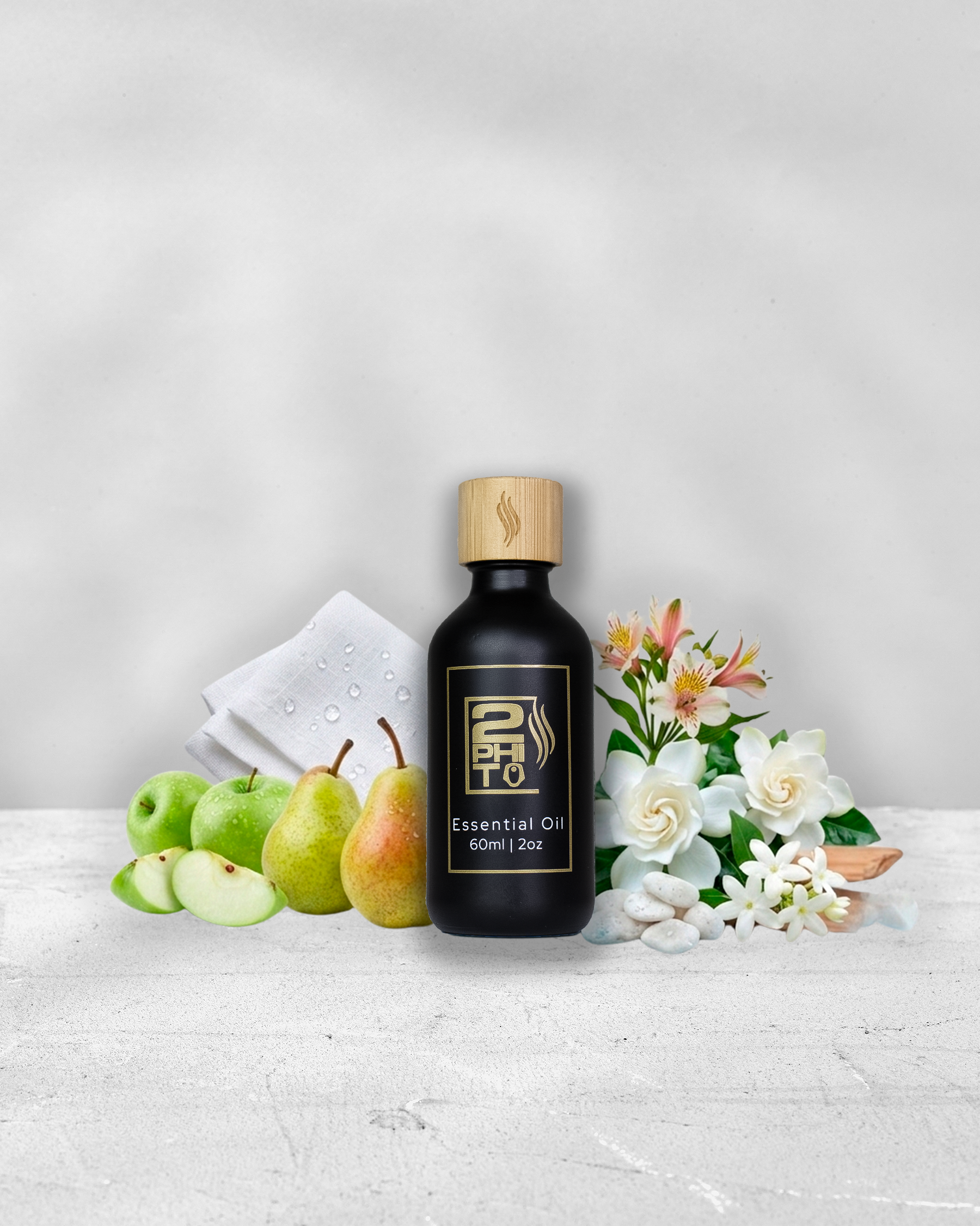 Frasco de aceite esencial rodeado de peras, manzanas y flores, evocando frescura y la fragancia fresca acuática.