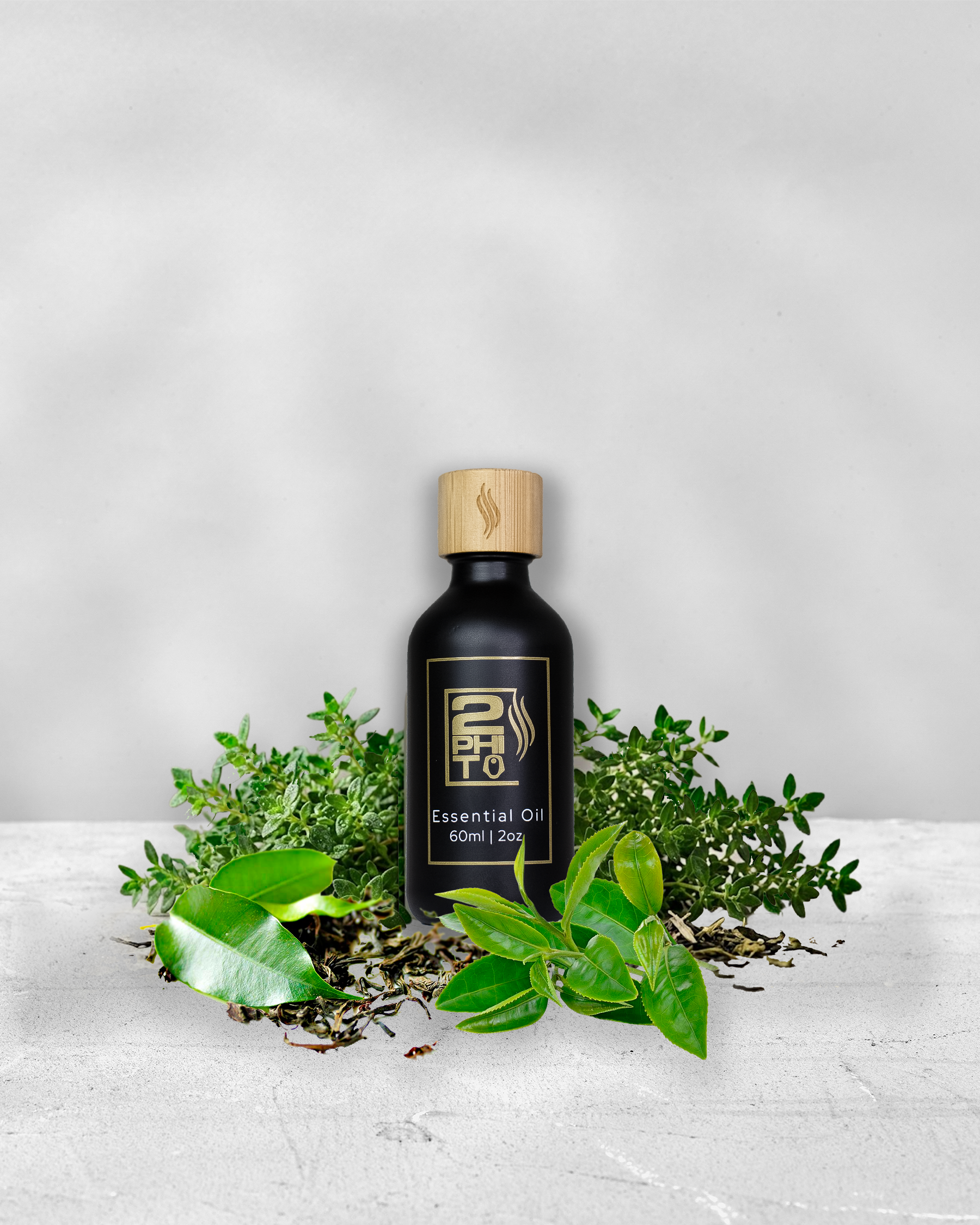 Botella de aceite esencial Tea & Thyme Fragance Oil rodeada de hierbas frescas en un fondo minimalista.