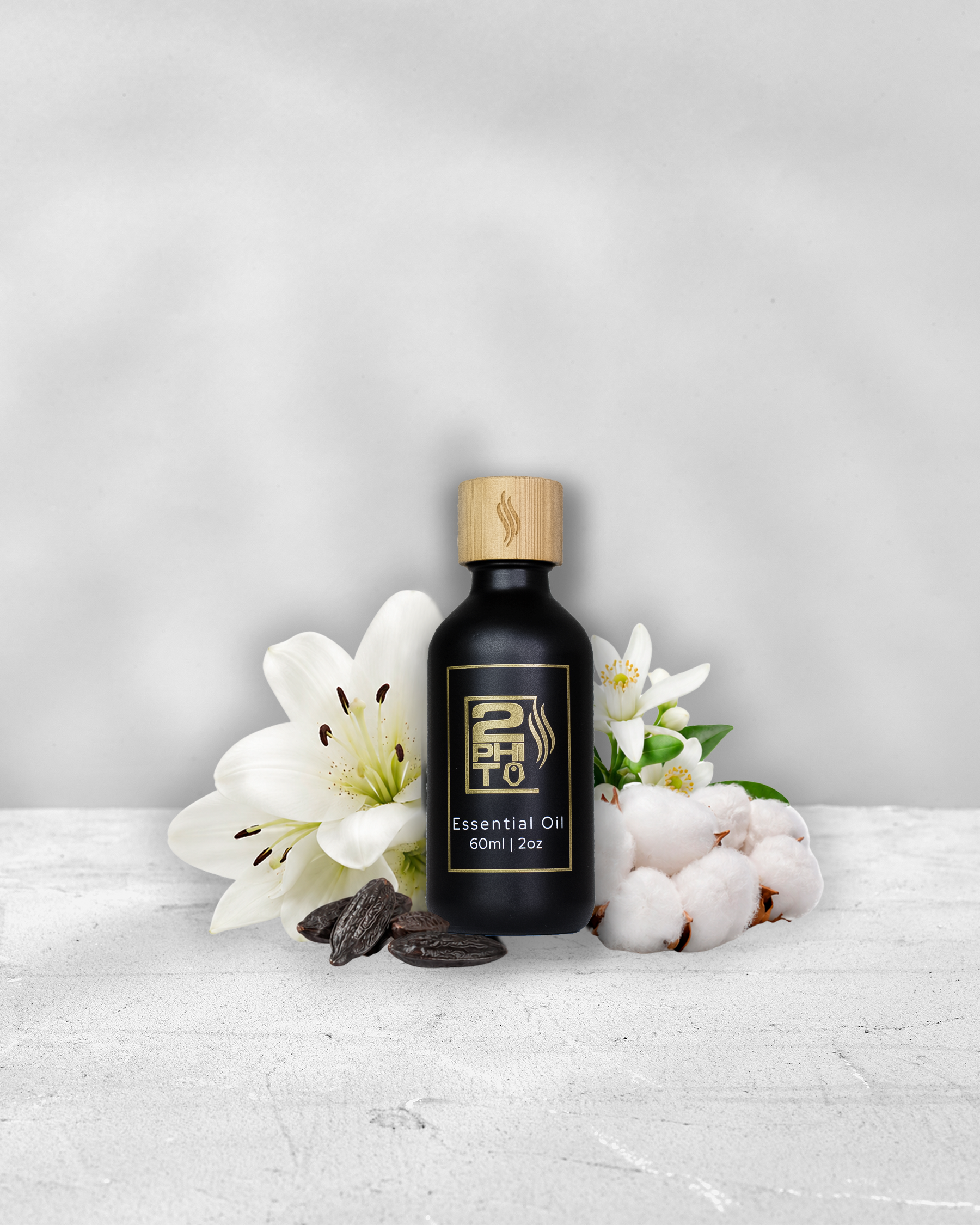 Botella de aceite esencial de 60ml de White Drift – The Essence of Impeccable Freshness con flores y elementos naturales.